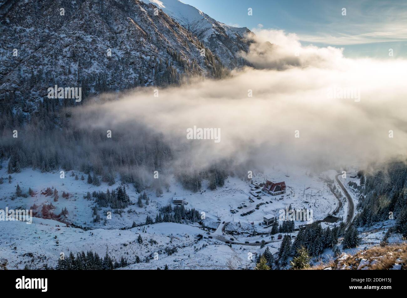 Vista mozzafiato sulle montagne Fagaras in inverno. Il crinale della montagna piena di neve. Ci sono una delle belle strade del mondo, Transfagarasan Foto Stock