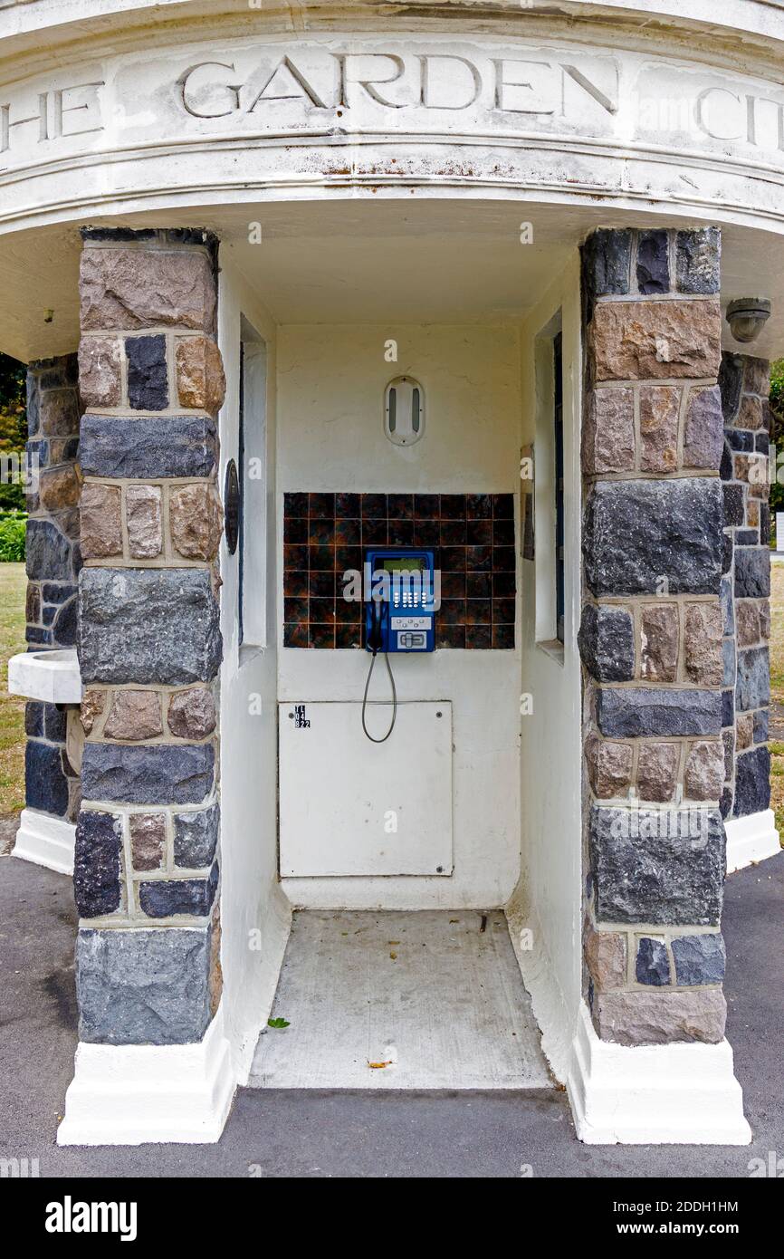 1929 cabina telefonica di Edmonds. Architetto - Francis Willis, scultore - William Trethewey. Costruito con una torre dell'orologio adiacente. Christchurch, Nuova Zelanda. Foto Stock