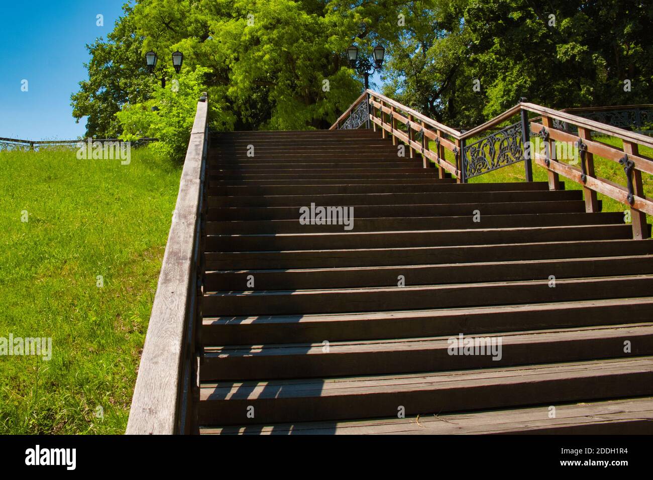 Vecchia scala in legno nel parco cittadino di Chernigov. Via. Foto Stock