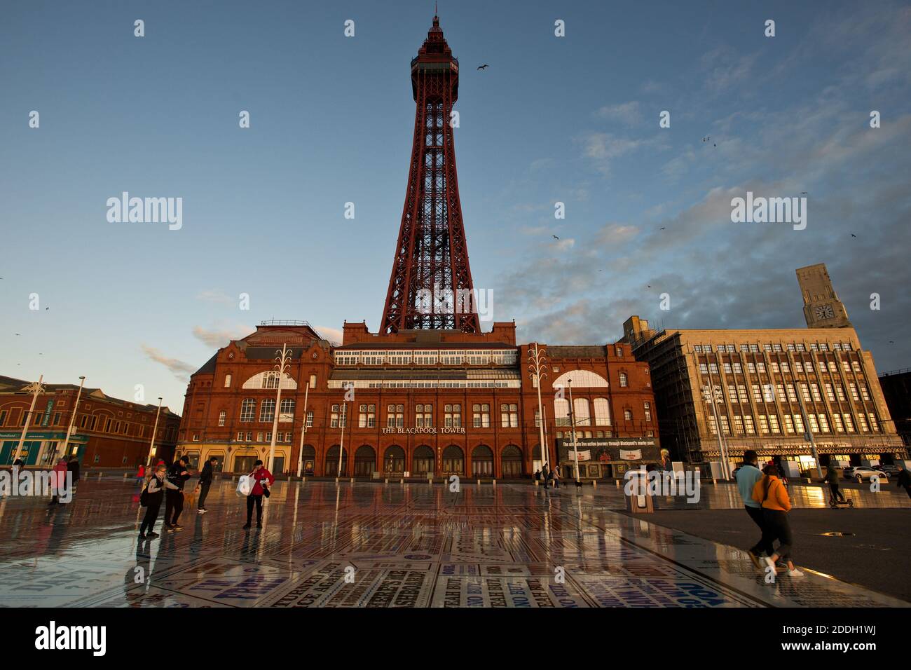Blackpool Tower Building and Comedy Mappet, dell'artista Gordon Young, in Sunset Time, Blackpool, Inghilterra, UK Foto Stock