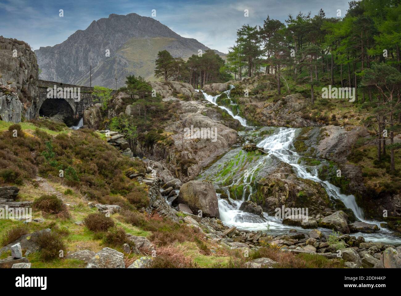 Il fiume Ogwen scende lungo il paesaggio glaciale delle cascate di Ogwen Nel suo viaggio da Llyn Ogwen al Nant Ffrancon valle in Snowdonia National pa Foto Stock