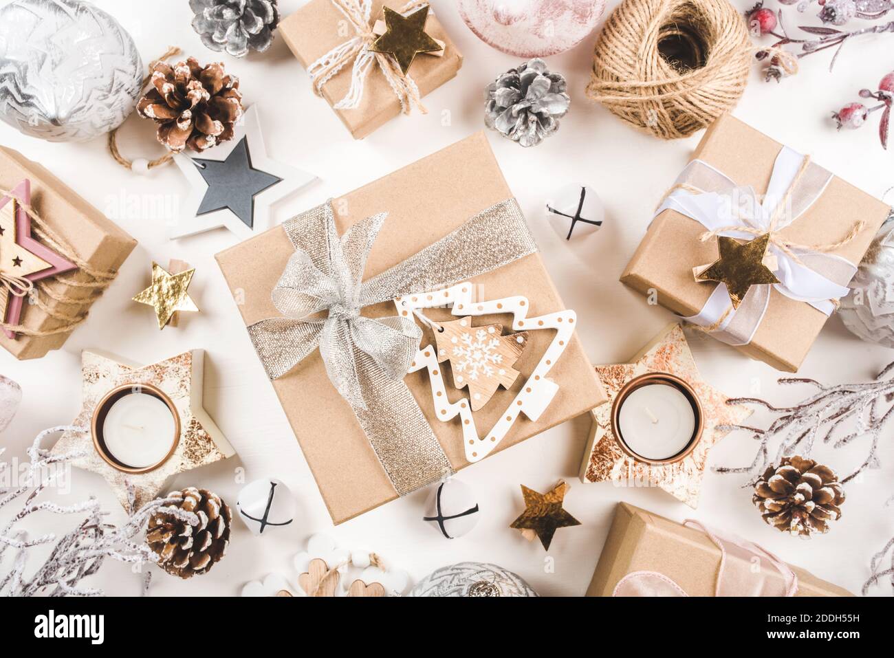 Sfondo natalizio con confezioni regalo di diverse dimensioni e decorazioni natalizie. Foto Stock