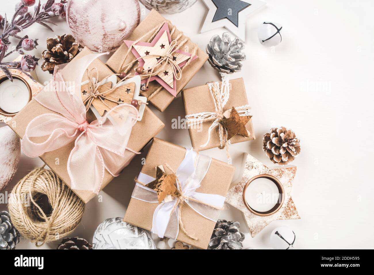 Sfondo natalizio con confezioni regalo di diverse dimensioni e decorazioni natalizie. Foto Stock