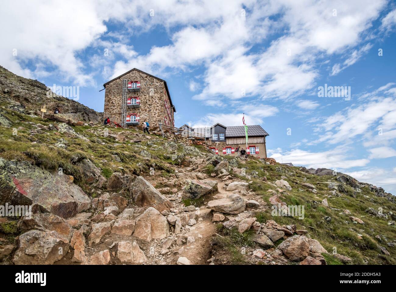 Austria.questo è il rifugio Bresslauer 2844m nelle Alpi Oetztal sopra il villaggio di Vent nelle montagne del Tirolo austriaco. La capanna prende il nome da quella che era la città tedesca nord-orientale di Breslau. Dopo la seconda guerra mondiale, quando i confini dove ri-allineato Breslau è stato ri-chiamato Wroklaw e ora è in Polonia. La capanna è attualmente gestita dal Club Alpino tedesco Sektion Sitz di Stoccarda. Il rifugio è popolare come base per l'arrampicata sul selvaggio Spitze 3768m montagna, la seconda montagna più alta in Austria. La capanna originale fu costruita nel 1882. Foto Stock