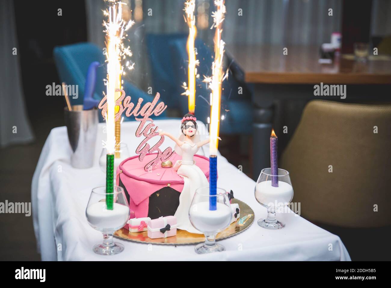 i fuochi d'artificio sulla torta di nozze su un tavolo bianco Foto Stock