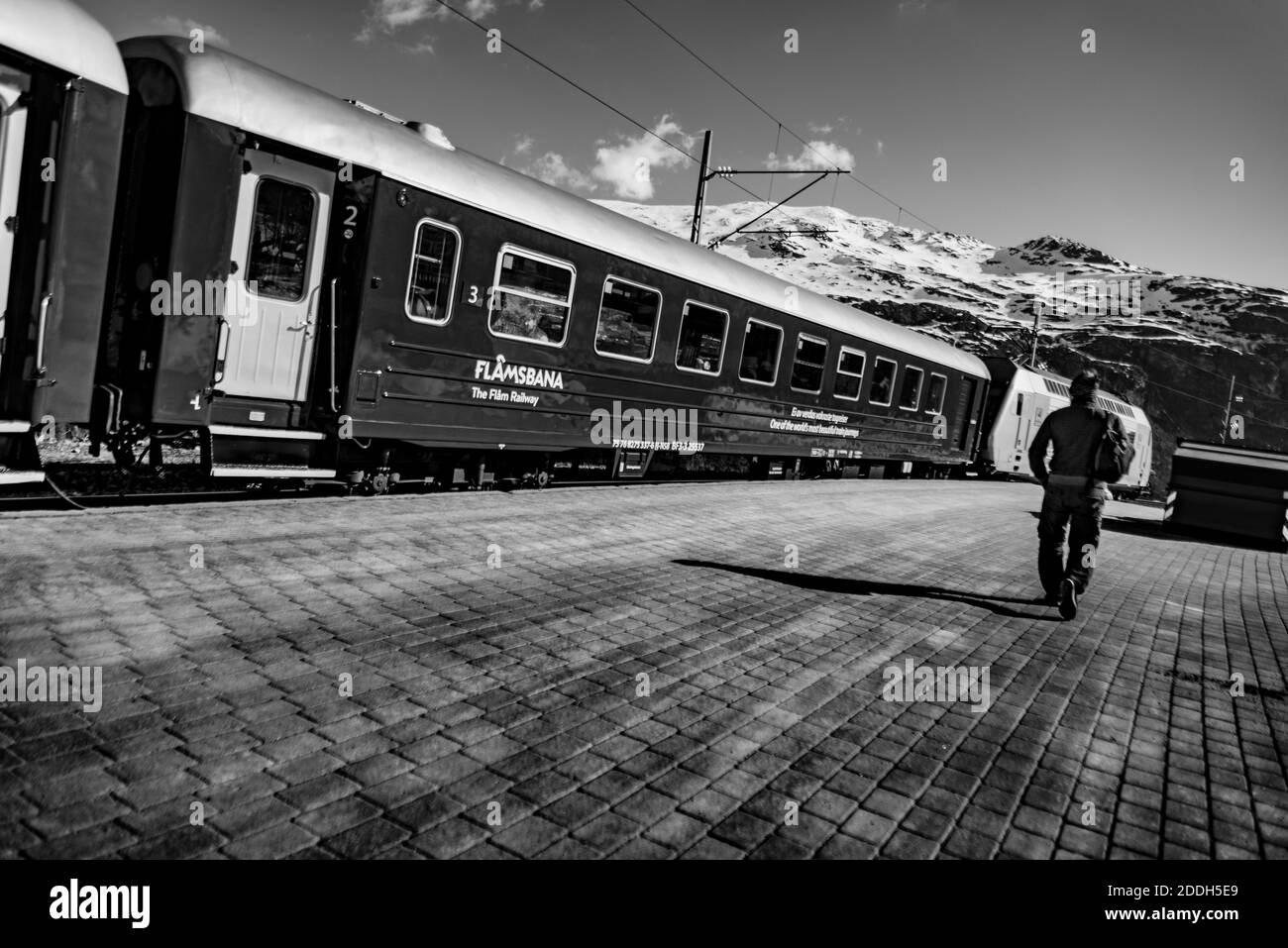 Viaggiatore che corre per il treno Foto Stock