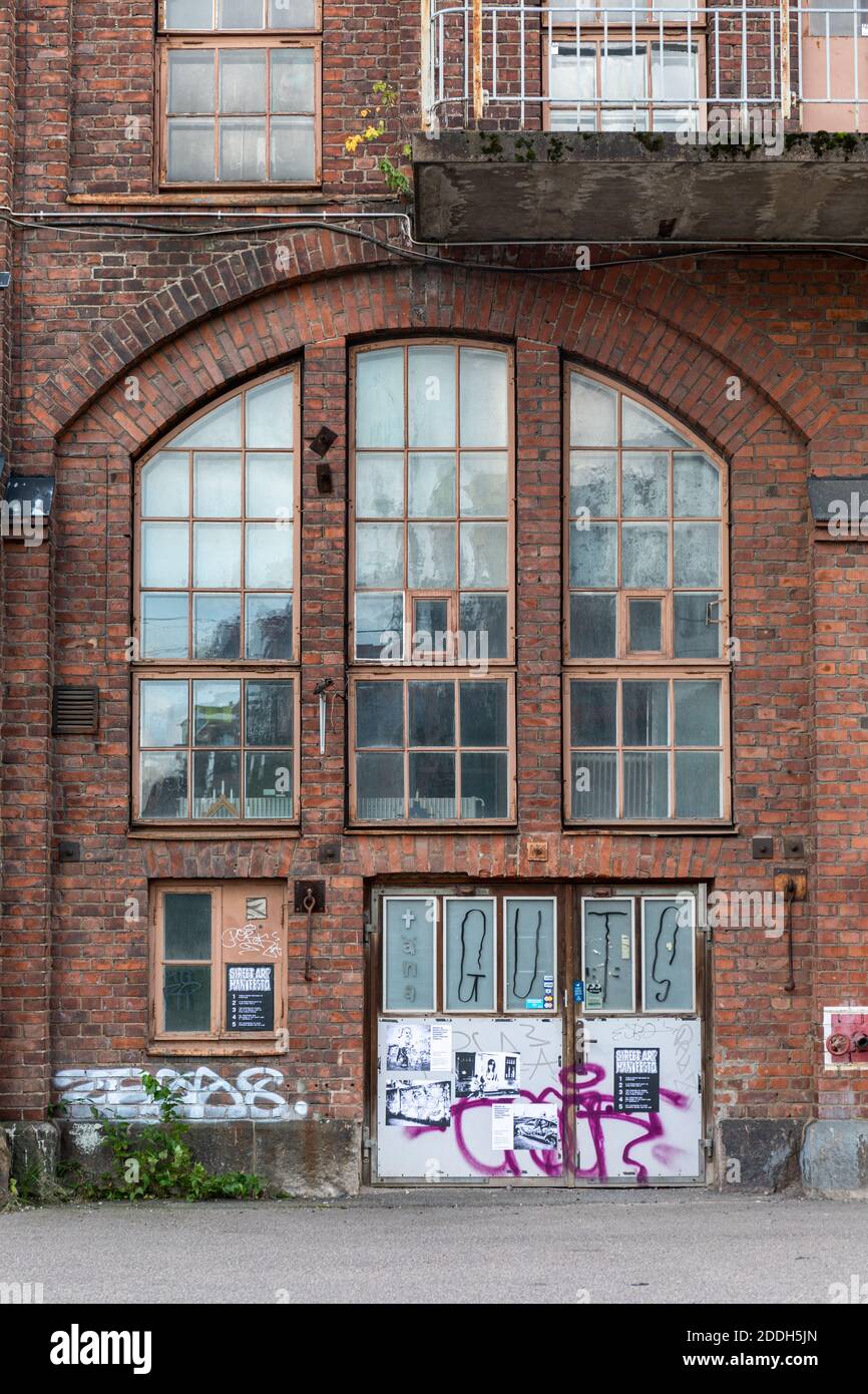 Porte e finestre di una vecchia fabbrica di ingegneria ferroviaria nel distretto di Konepaja a Helsinki, Finlandia Foto Stock