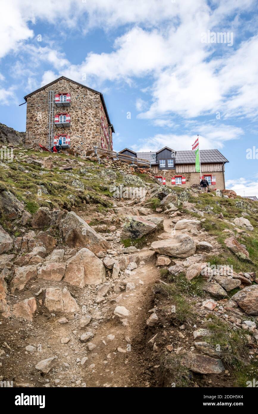 Austria.questo è il rifugio Bresslauer 2844m nelle Alpi Oetztal sopra il villaggio di Vent nelle montagne del Tirolo austriaco. La capanna prende il nome da quella che era la città tedesca nord-orientale di Breslau. Dopo la seconda guerra mondiale, quando i confini dove ri-allineato Breslau è stato ri-chiamato Wroklaw e ora è in Polonia. La capanna è attualmente gestita dal Club Alpino tedesco Sektion Sitz di Stoccarda. Il rifugio è popolare come base per l'arrampicata sul selvaggio Spitze 3768m montagna, la seconda montagna più alta in Austria. La capanna originale fu costruita nel 1882. Foto Stock