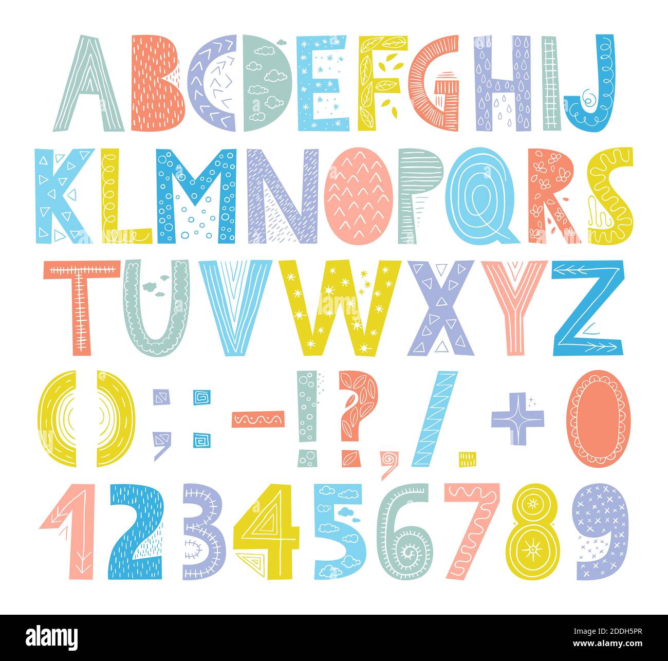 Alfabeto inglese, simpatico e colorato, disegnato a mano, con numeri e simboli. Decorata con motivi a forma di doodle. Adatto per il compleanno dei bambini invitati Foto Stock