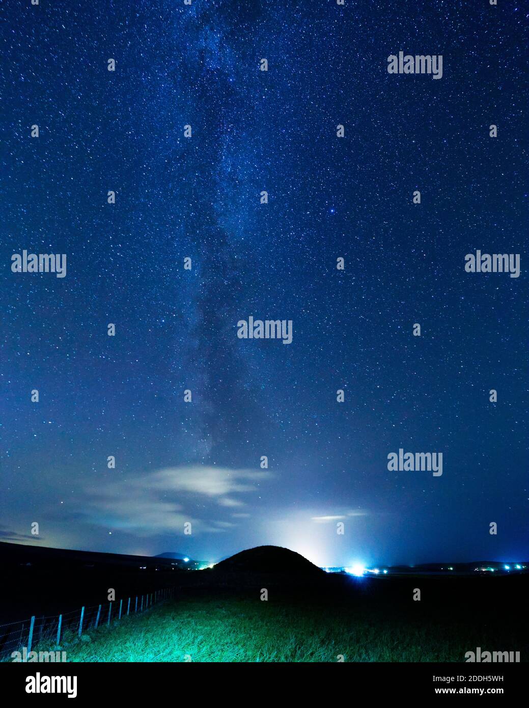 Via Lattea nel cielo notturno sopra Maeshowe chambered cairn, Orkney Isles Foto Stock