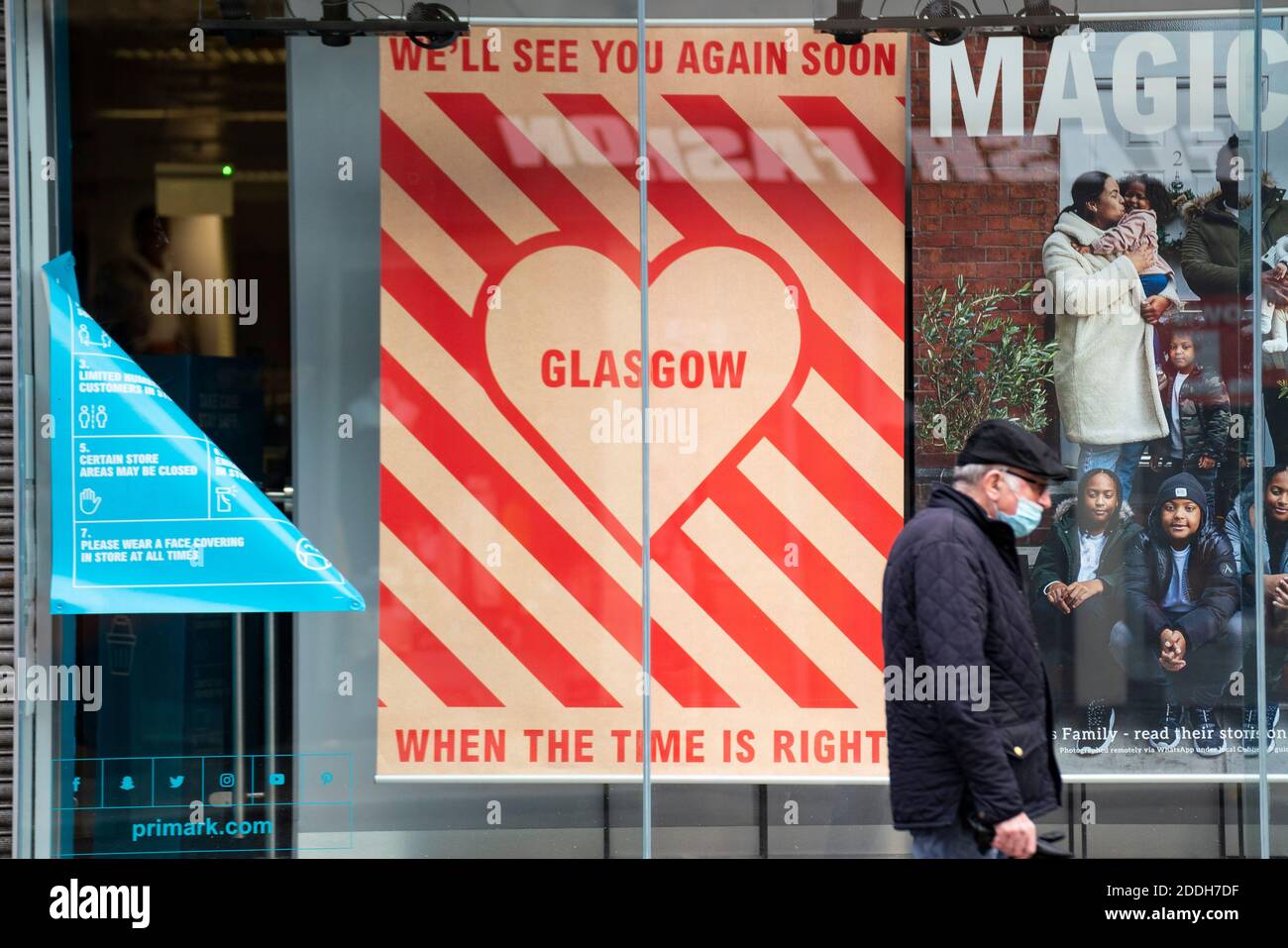 Glasgow, Scozia, Regno Unito. 25 novembre 2020. Il centro di Glasgow è molto tranquillo durante il grave blocco di livello 4 imposto dal governo scozzese. Le attività non essenziali, i bar, i ristoranti e i negozi sono chiusi. Nella foto; poster di blocco nella vetrina .Credit. Iain Masterton Foto Stock