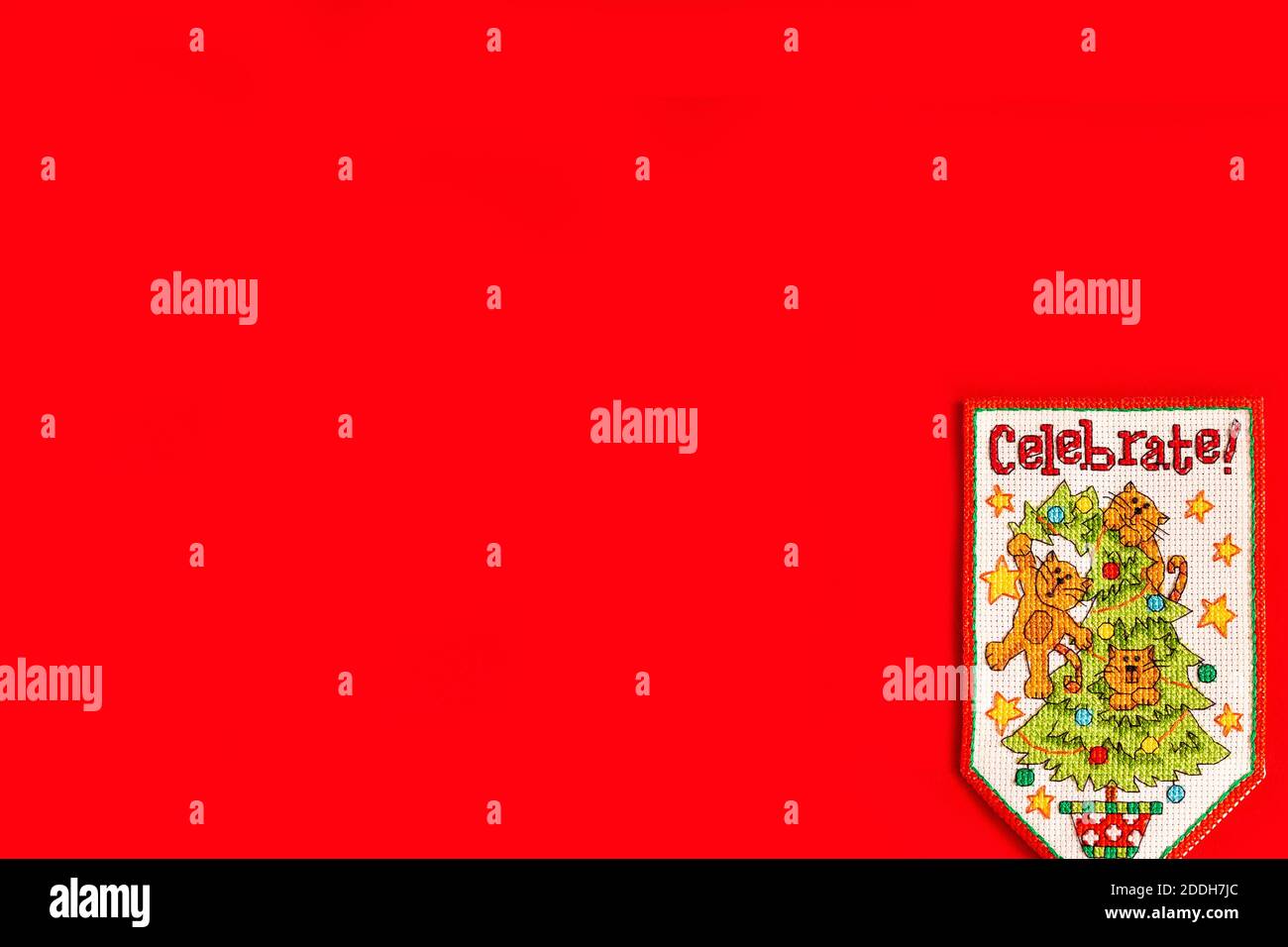 Natale sfondo con ricamato nuovo anno bandiera su sfondo rosso, vacanza, nuovo anno e Natale concetto. Vacanza. Gatti sull'albero di Natale, a. Foto Stock