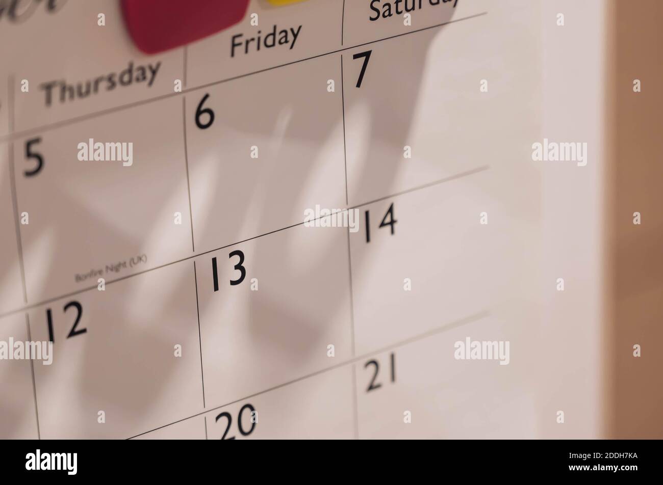 Pagina del calendario con data contrassegnata di venerdì 13. Foto Stock