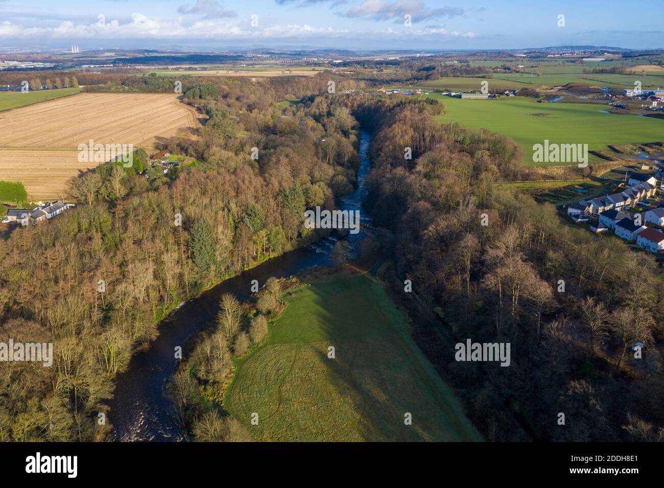 Vista aerea del fiume Almond nel parco Almondell e Calderwood Country, Calder Est, Lothian Ovest. Foto Stock