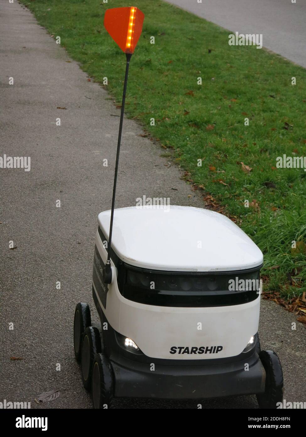 "Ciao! Sono il vostro robot di consegna Starship; questi piccoli buggy bianchi stanno ora viaggiando per le strade di Northampton, consegnando gli ordini di generi alimentari online Foto Stock