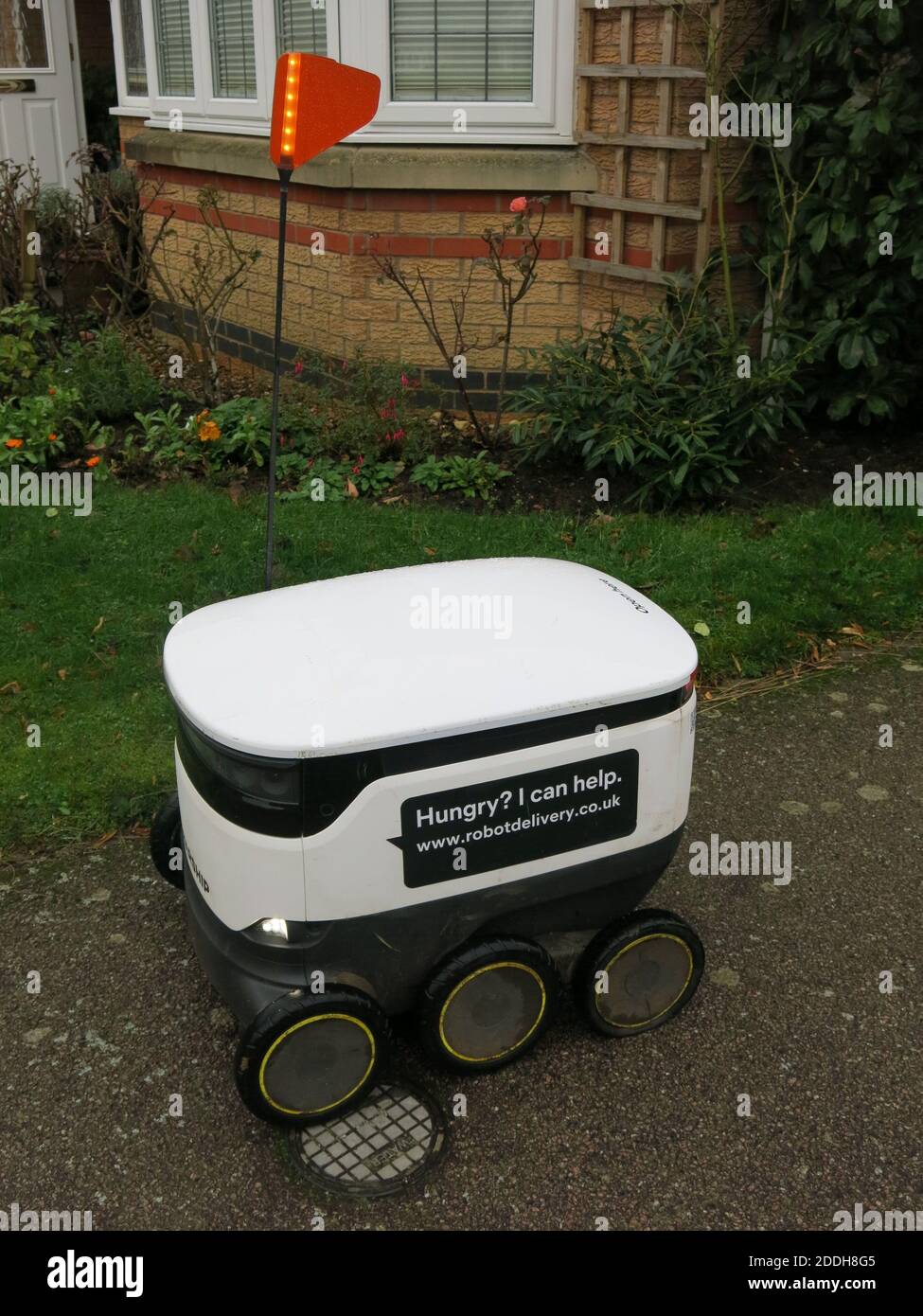 Un robot arriva in una casa di Northampton con l'ultima espansione dello schema di consegna Starship che porta i generi alimentari Co-op a portata di mano tramite un'app. Foto Stock