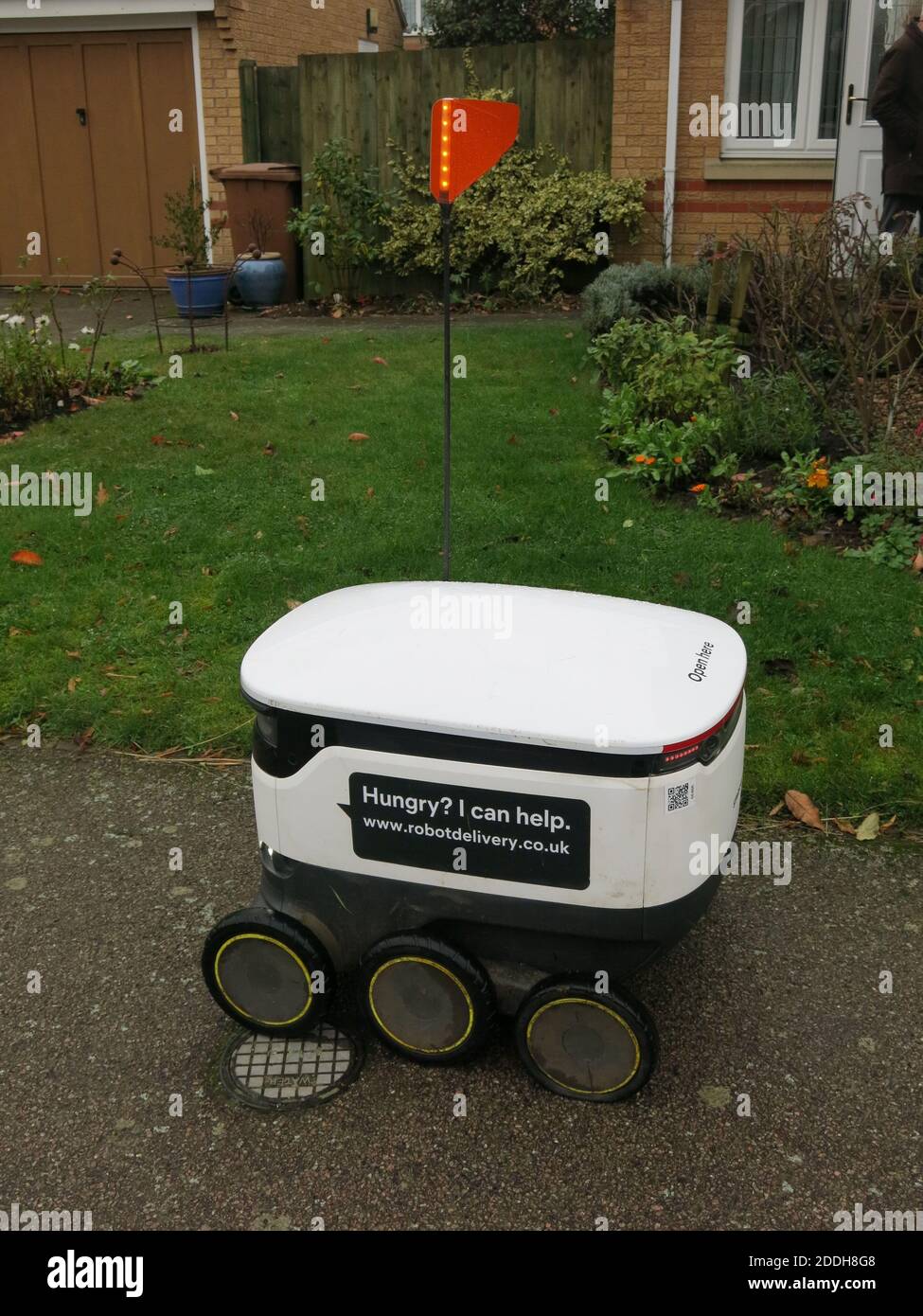 Un robot arriva in una casa di Northampton con l'ultima espansione dello schema di consegna Starship che porta i generi alimentari Co-op a portata di mano tramite un'app. Foto Stock