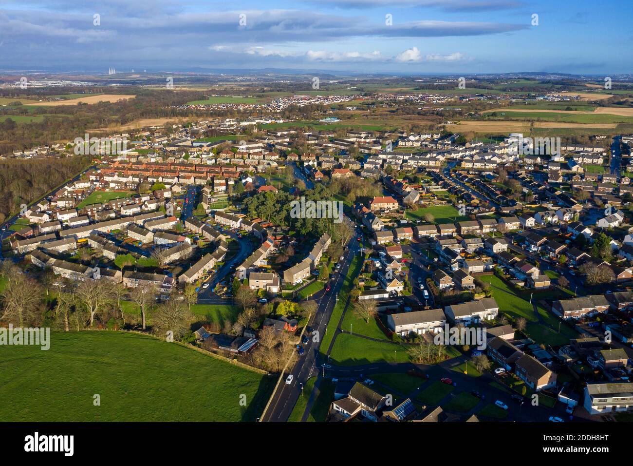 Vista aerea di una tenuta di alloggi alla periferia di East Calder, West Lothian, Scozia. Foto Stock