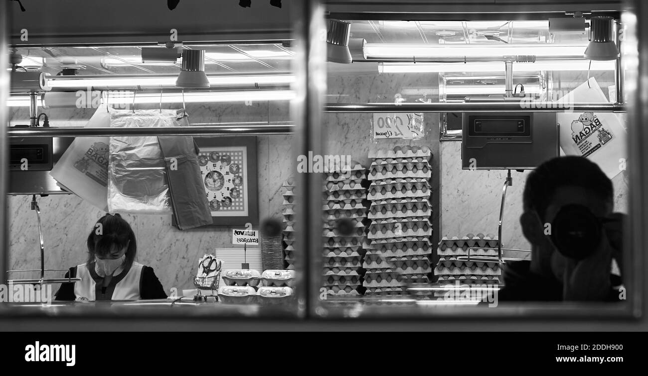 Bianco e nero vintage e granulare immagine di una finestra riflettere sul mercato indoor Foto Stock