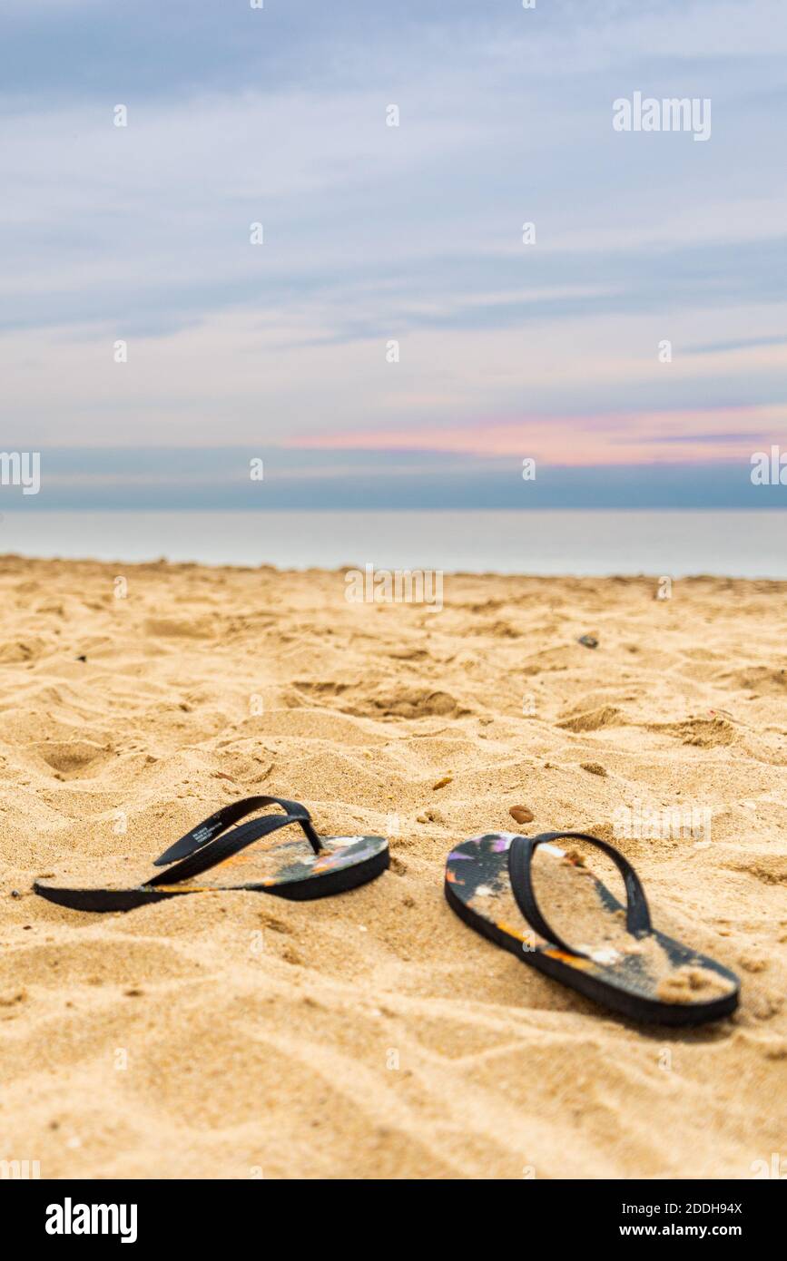 Flip-flop abbandonati sulla spiaggia Foto Stock