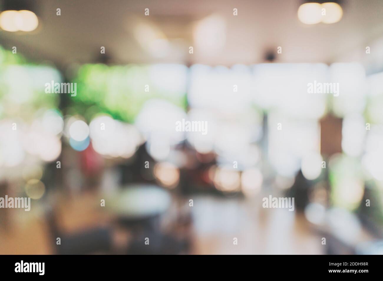 Tabella di luce offuscata astratta in caffetteria e bar con sfondo bokeh. Modello di visualizzazione del prodotto. Foto Stock
