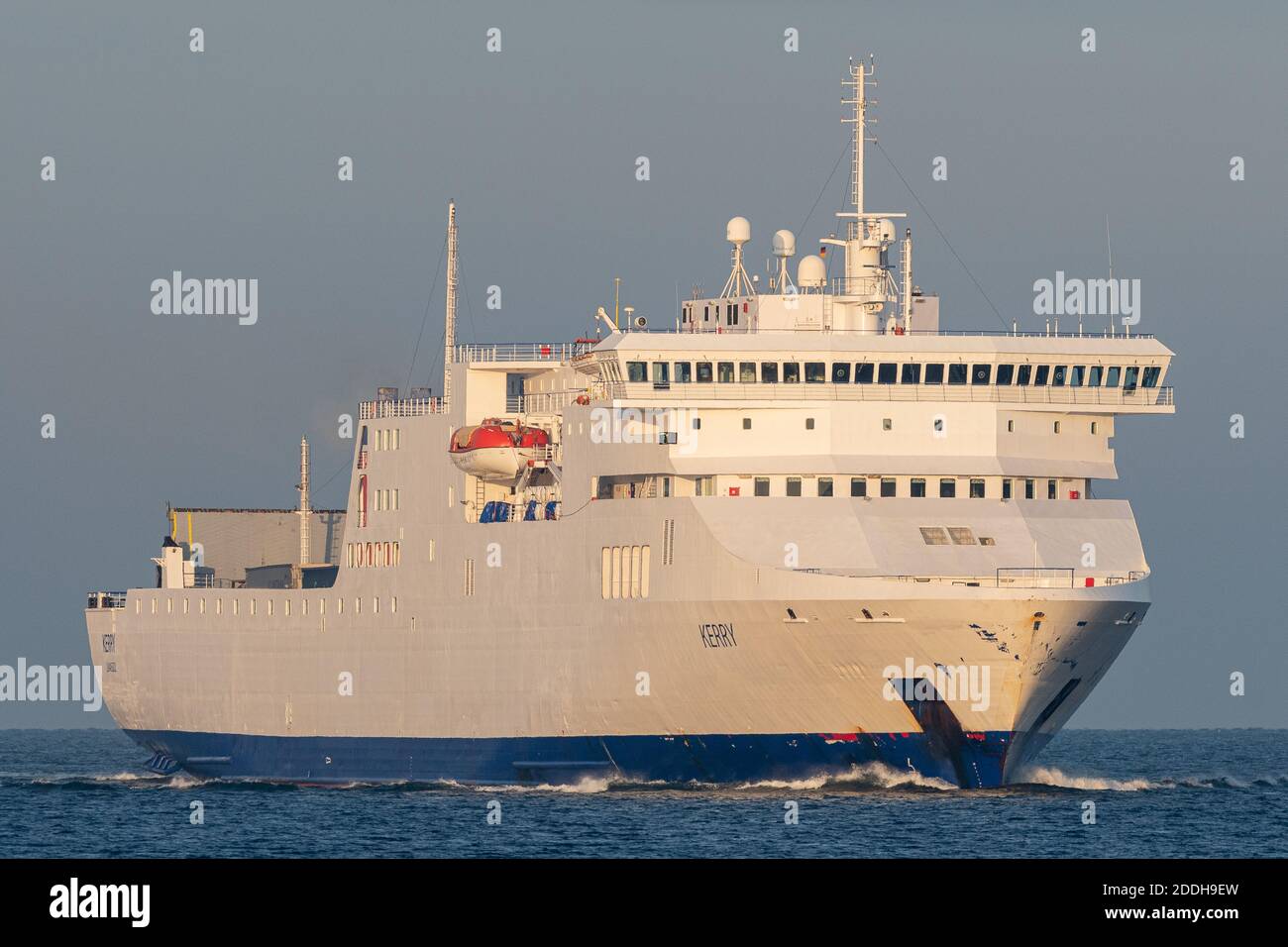 Passeggero / traghetto Ro-Ro KERRY in arrivo per Kiel. La Stena RoRo-navi è noleggiata da DFDS e serve la Klaipéda-Kiel-Route. Foto Stock