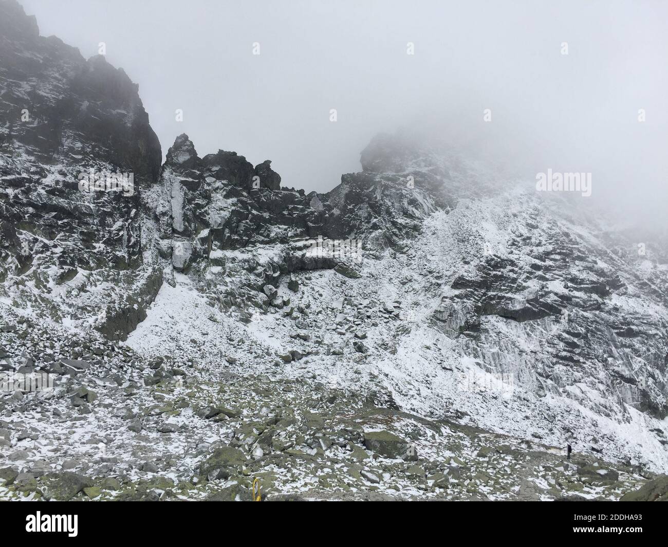 Montagne rocciose ricoperte di neve, cima di Rysy, alta montagna Tatra, Slovacchia Foto Stock