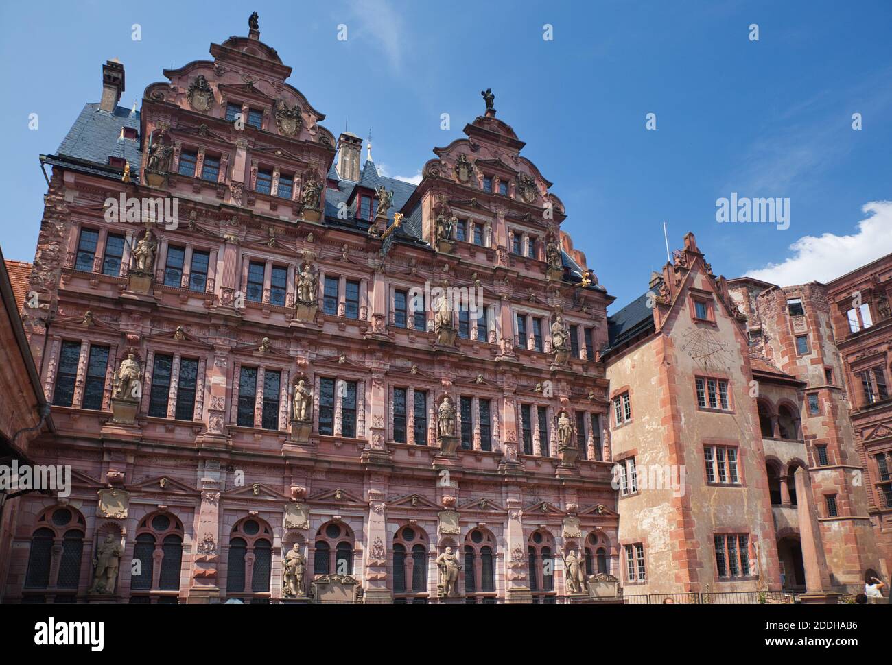 Facciata molto ornata di un edificio a Heidelberg, nello stato del Baden-Württemberg, in Germania, con figure intagliate tra le finestre Foto Stock