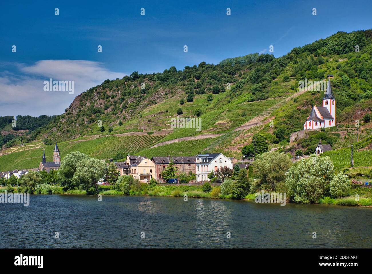 Una bella scena sul fiume Reno in Germania con case, edifici e la chiesa sulla collina sopra il villaggio. Foto Stock