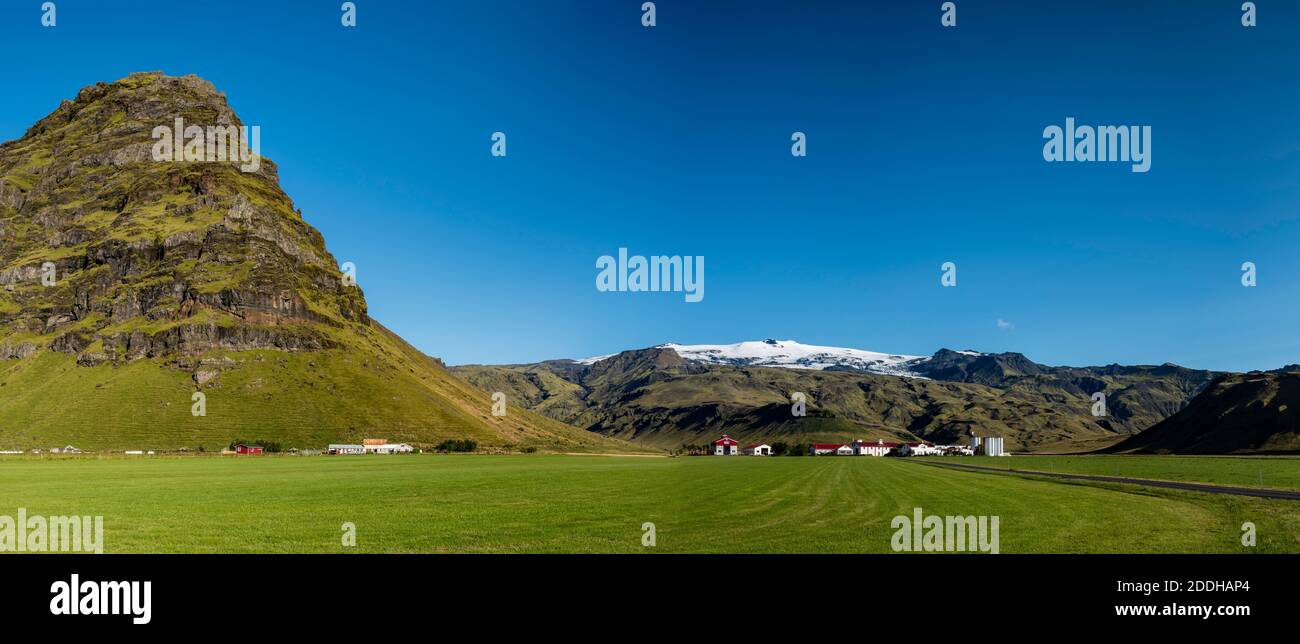 Tali terreni agricoli con la vetta montagnosa e il vulcano Eyjafallajokull in lo sfondo Foto Stock