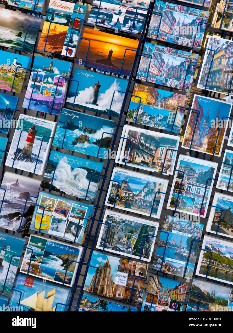 Cartoline turistiche in vendita in un negozio nel centro di Quimper Finisterre Bretagna Francia. Foto Stock