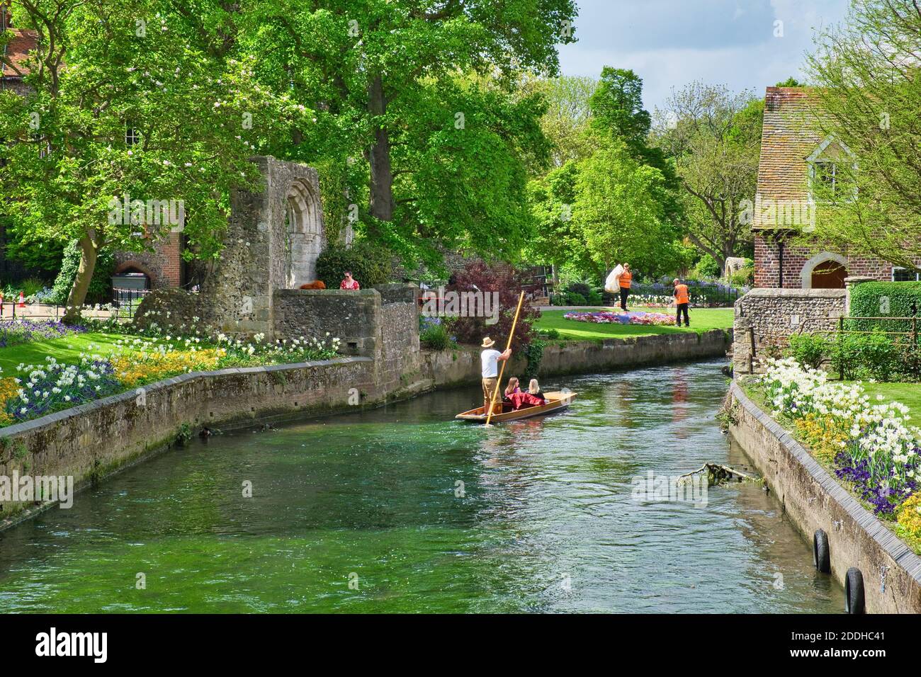 Il fiume Great Stour attraversa i giardini Westgate nella città di Canterbury, vicino alle Westgate Towers, Kent, Inghilterra Foto Stock