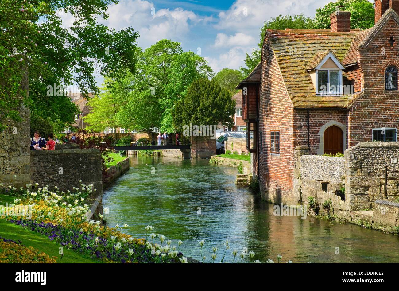 Il fiume Great Stour attraversa i giardini Westgate nella città di Canterbury, vicino alle Westgate Towers, Kent, Inghilterra Foto Stock