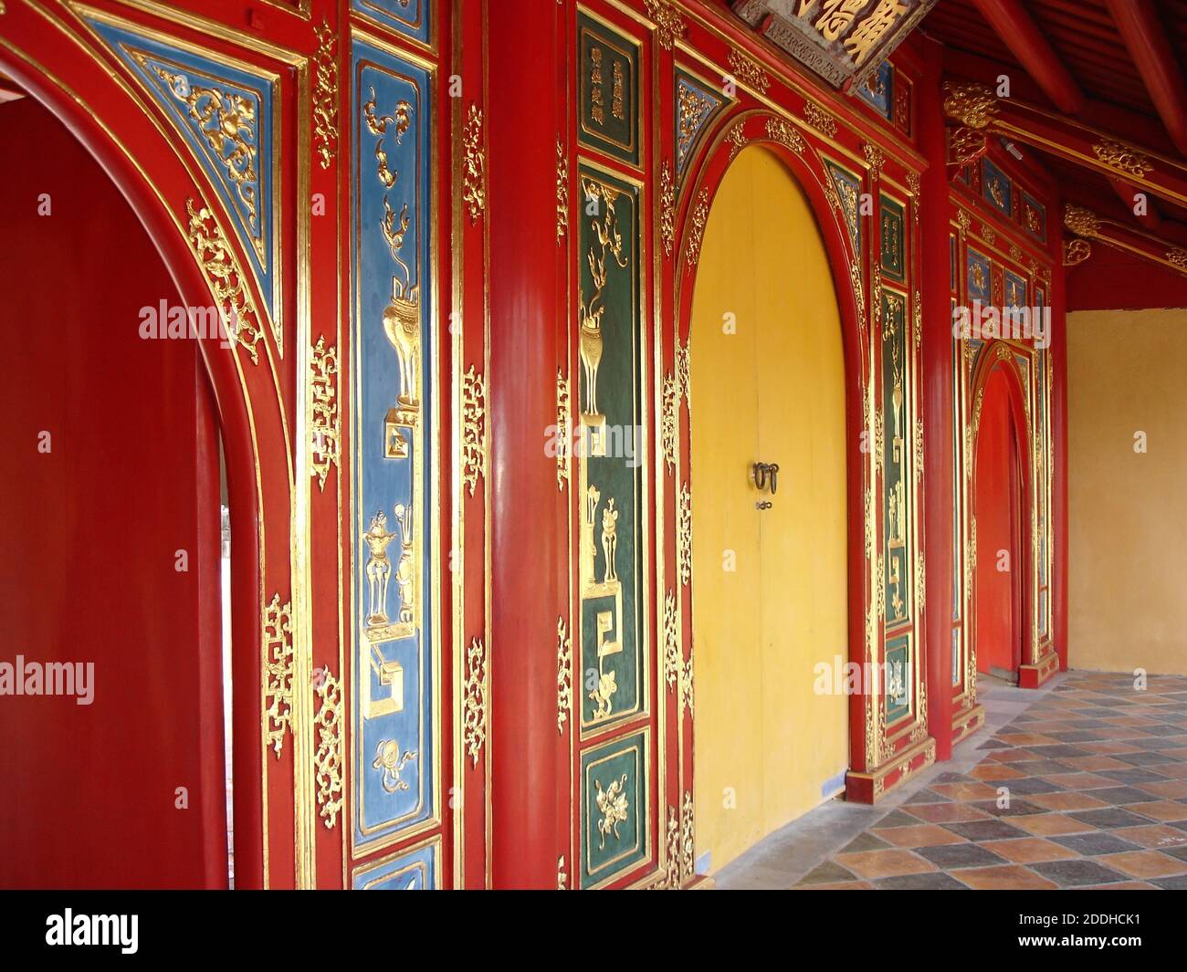 La porta gialla del dai Hong Mon poteva essere utilizzata solo dall'imperatore Minh Mang per entrare nella sua tomba. Foto Stock