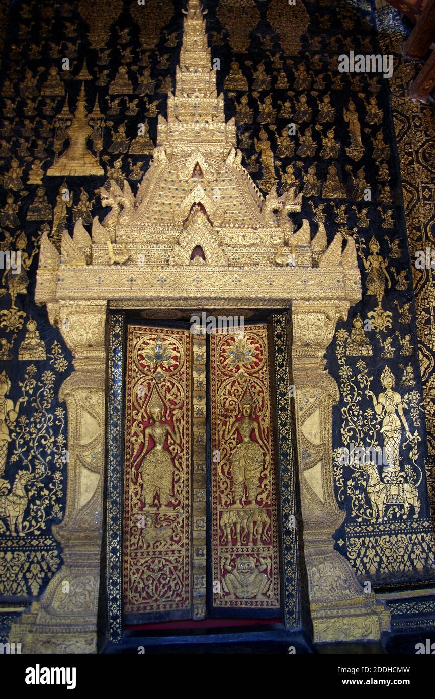 La porta del Tempio decorata in modo elaborato e' circondata da una struttura simile a una stufa altrettanto intricata. Foto Stock