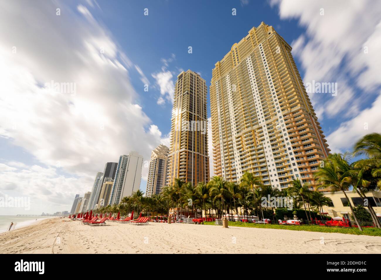 Alti edifici sulla spiaggia fronte oceano immobiliare Miami Foto Stock