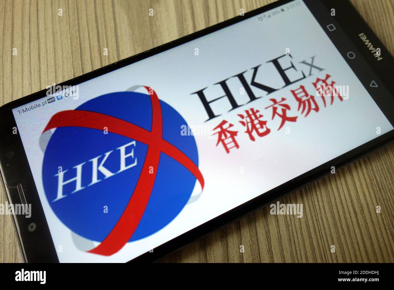 KONSKIE, POLONIA - 21 dicembre 2019: Borsa del logo di Hong Kong Limited visualizzato sul telefono cellulare Foto Stock