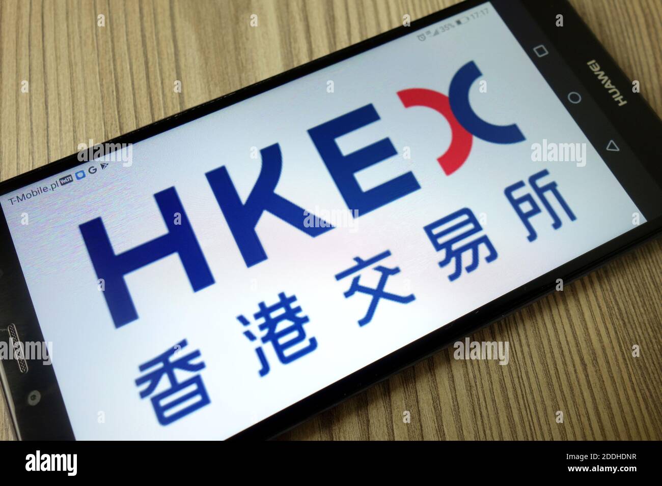 KONSKIE, POLONIA - 21 dicembre 2019: Borsa del logo di Hong Kong Limited visualizzato sul telefono cellulare Foto Stock