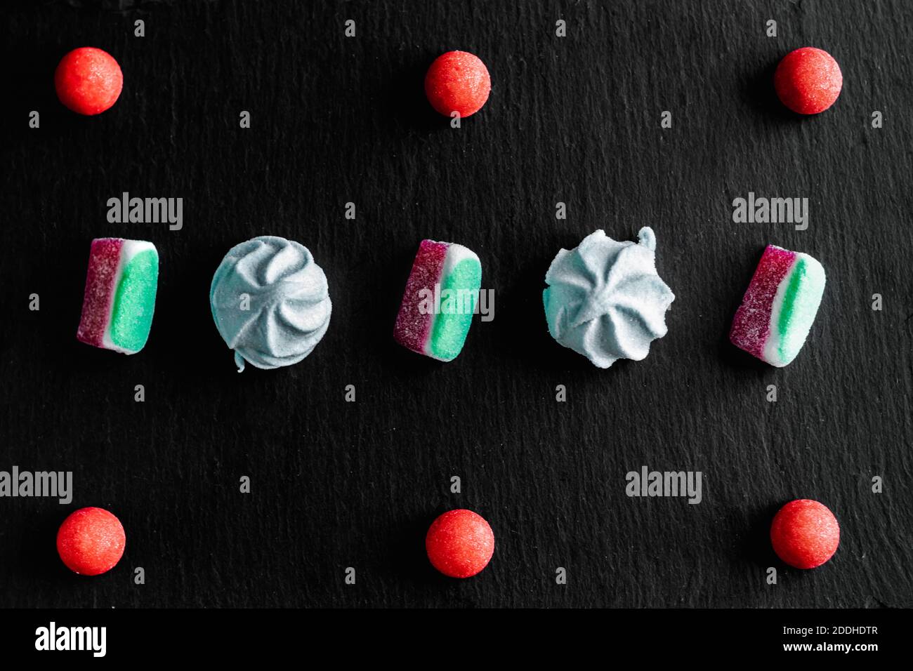 Dolci caramelle colorate, marmellata e marshmallow organizzato modello vista dall'alto. Foto Stock