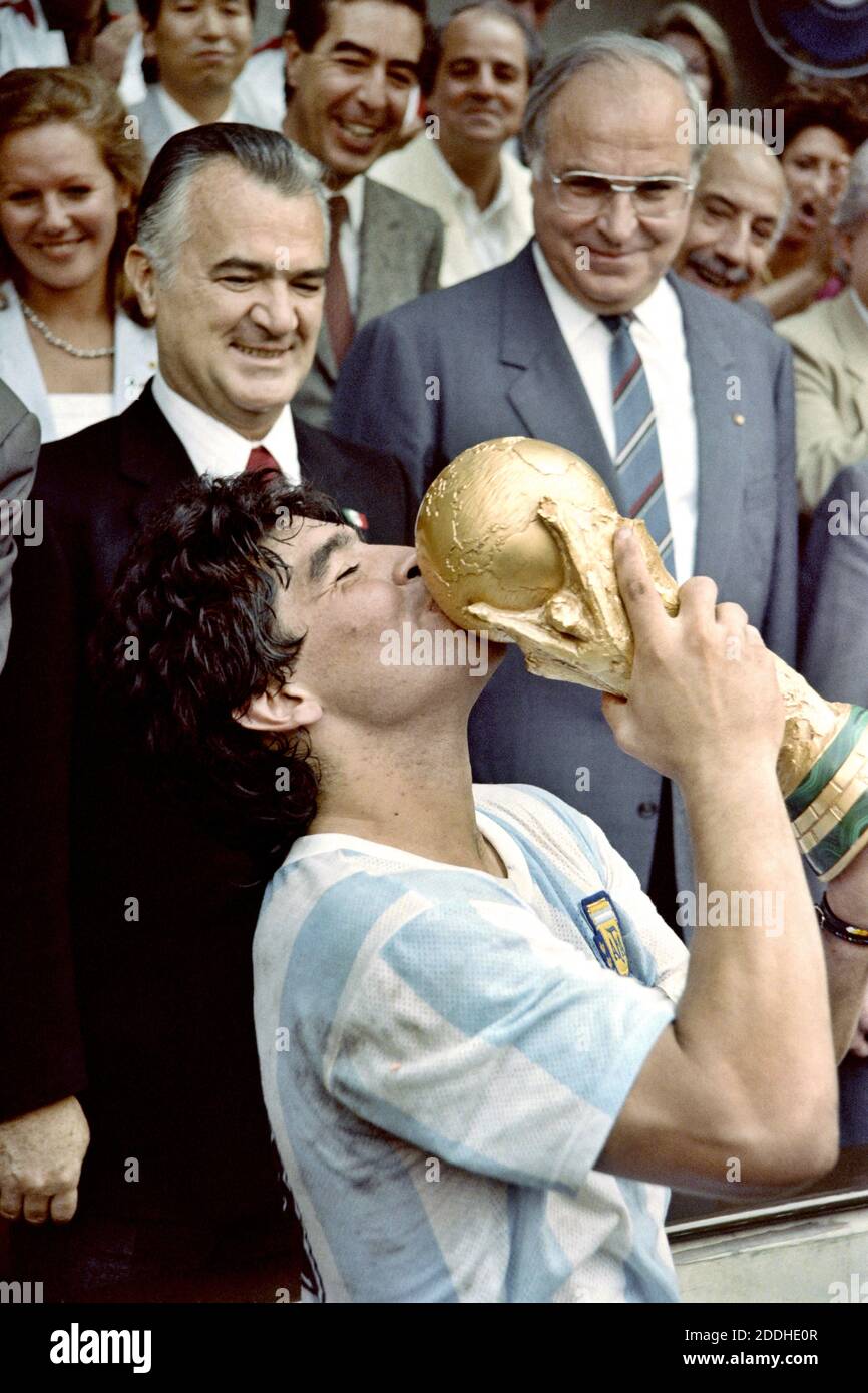 Diego Maradona celebra il Campionato del mondo in Messico 1986, baciando il trofeo Foto Stock