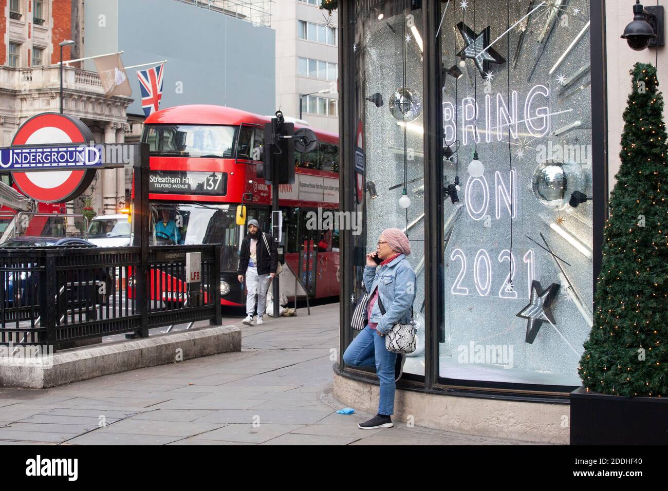 Londra, Regno Unito, 25 novembre 2020: I negozi di Londra sono chiusi e Harvey Nichols ha vetrine al neon che dicono BAH HUMBUG e PORTARE SU 2021. Il sindaco di Londra Sadiq Khan ha detto che vuole che Londra sia nel Tier 2 delle restrizioni post-lockdown. Anna Watson/Alamy Live News Foto Stock
