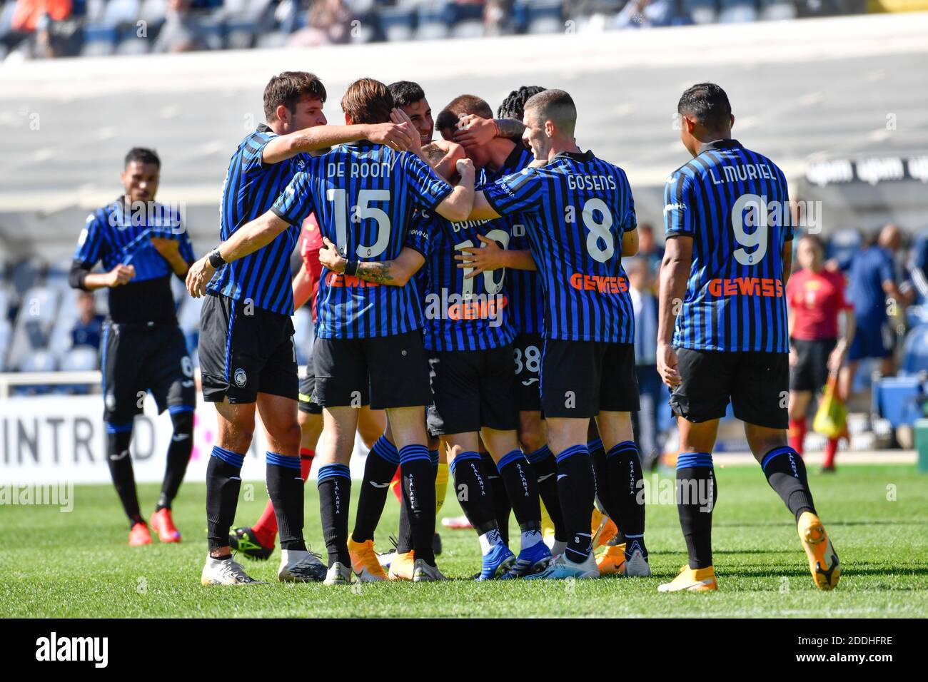 Bergamo, Italia. 04th, ottobre 2020. Mario Pasalic (88), Alejandro Gomez (10), Marten de Roon (15) e Robin Gosens (8) di Atalanta vedendo nella Serie UNA partita tra Atalanta e Cagliari allo stadio Gewiss di Bergamo. (Foto: Gonzales Photo - Tommaso Fimiano). Foto Stock