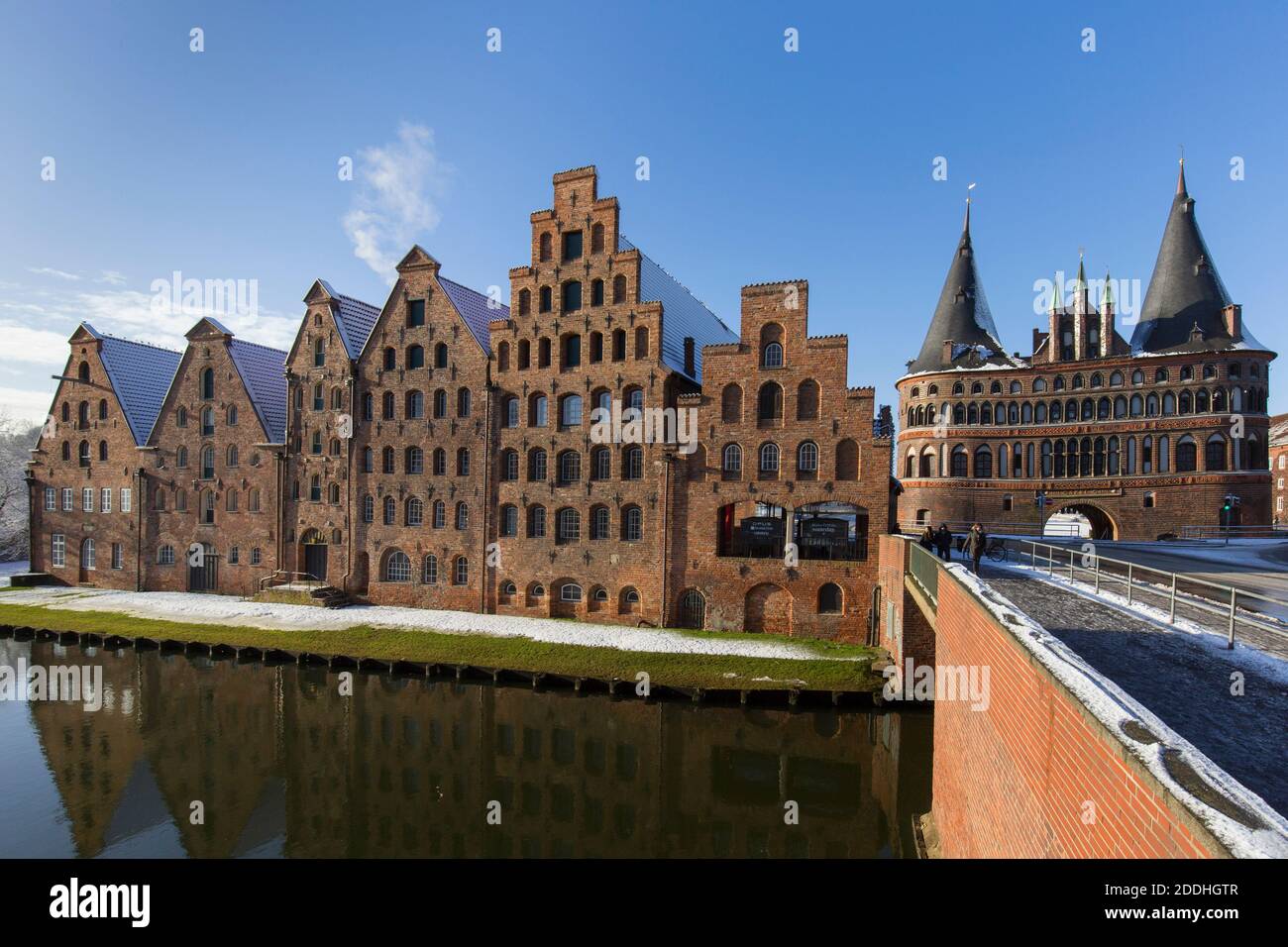 Salzspeicher / Saline e porta Holsten in inverno lungo il fiume Upper trave nella città anseatica Lübeck, Schleswig-Holstein, Germania Foto Stock