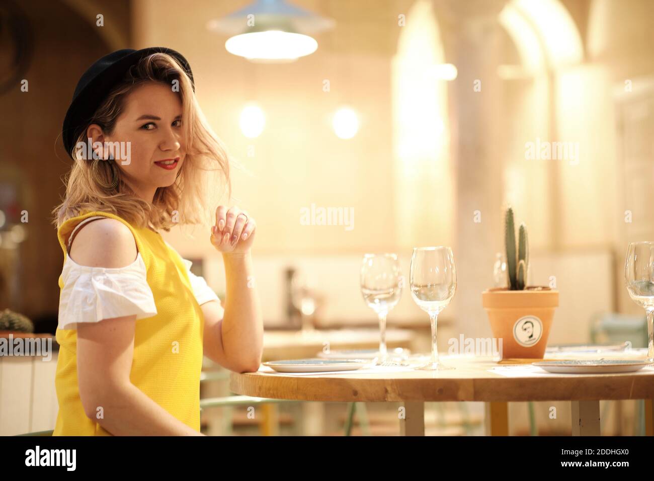 Vista laterale della donna pensiva in attesa di fidanzato in data nel ristorante Foto Stock