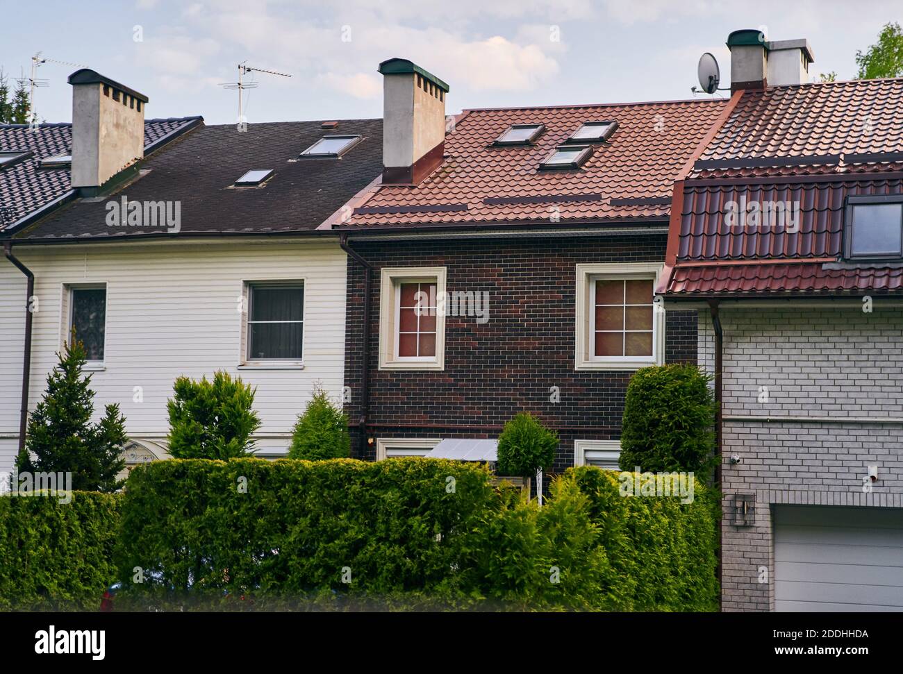 Case cittadine multicolori a Kaliningrad in una giornata di sole Foto Stock