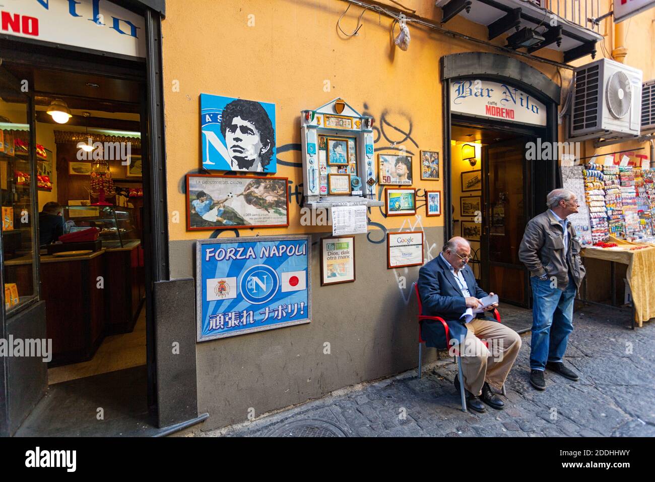 Napoli, Italia - 10 ottobre 2013: Altare di Maradona fuori dal bar Nilo, ha portato la vetta del calcio europeo il Napoli vincendo due titoli di campionato Foto Stock