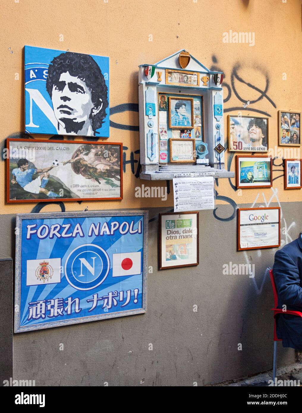 Napoli, Italia - 10 ottobre 2013: Altare di Maradona fuori dal bar Nilo, ha portato la vetta del calcio europeo il Napoli vincendo due titoli di campionato Foto Stock