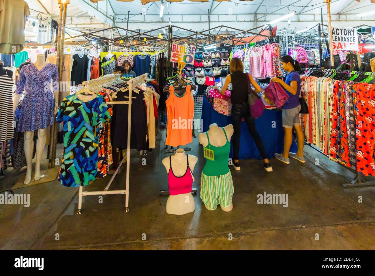 Una bancarella di vestiti che vende in un mercato notturno a Makati City, Filippine Foto Stock