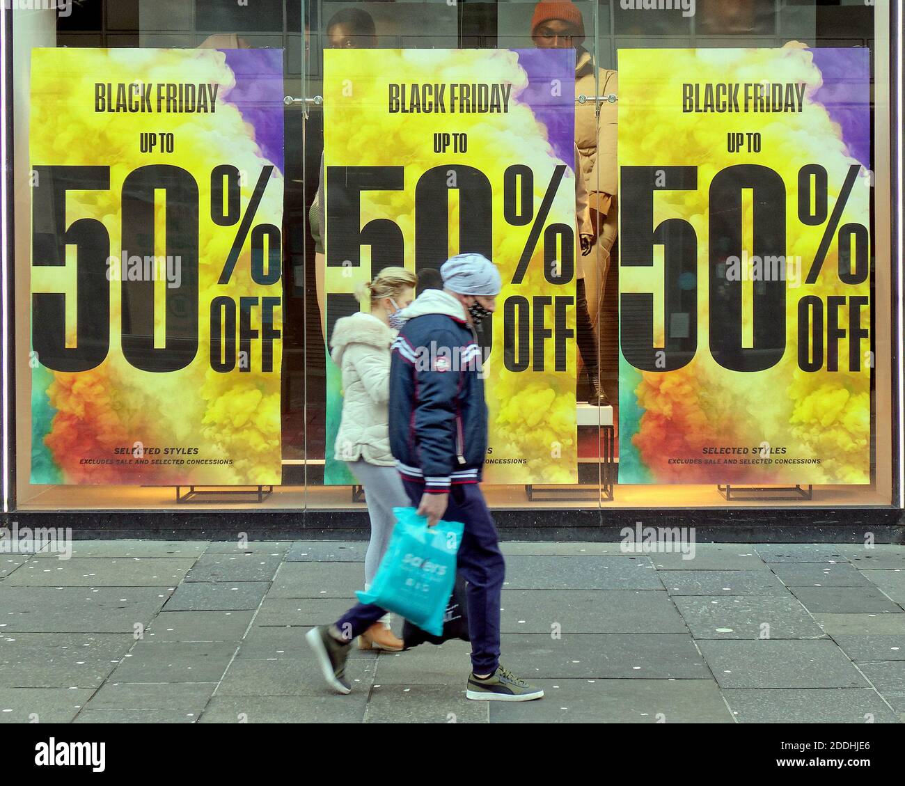 Glasgow, Scotland, UK, 25 novembre 2020: Natale nero Venerdì sotto il livello 4 come pochi acquirenti scesi per le strade nel miglio di stile della scozia Buchanan Street Credit: Gerard Ferry/Alamy Live News Foto Stock