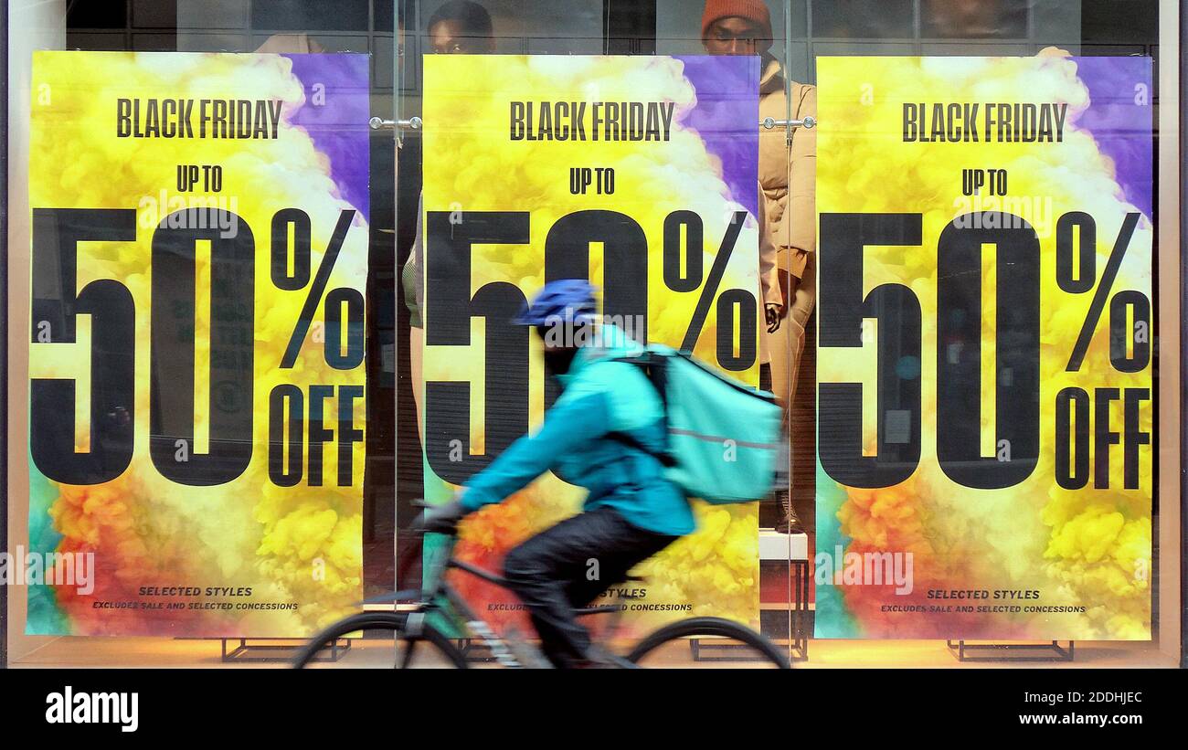 Glasgow, Scotland, UK, 25 novembre 2020: Natale nero Venerdì sotto il livello 4 come pochi acquirenti scesi per le strade nel miglio di stile della scozia Buchanan Street Credit: Gerard Ferry/Alamy Live News Foto Stock